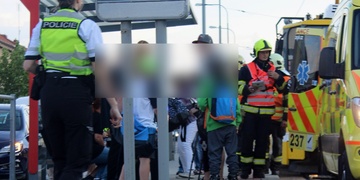 Holčička neposlechla učitelku a vběhla před jedoucí tramvaj