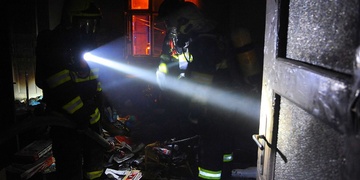 Obyčejná nabíječka zapříčinila požár bytu a zranění člověka