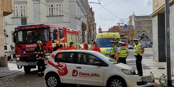 Řidička na náměstí Republiky nezvládla řízení