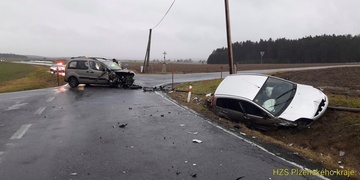 Při střetu vozů byli zraněni rodiče i děti