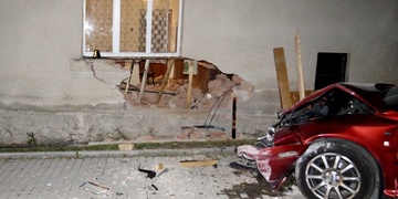 Opilý řidič s Octavií prorazil zeď rodinného domku