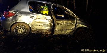 Opilého řidiče museli z vozu vyprostit hasiči