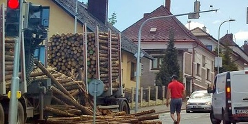 Náklad dřeva se vysypal na auto i chodník