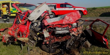 Čelní střet auta s autobusem - na místě několik zraněných