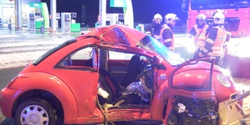 Vážná havárie na Rokycanské, vozidlo po střetu se sloupem přeletělo do protisměru