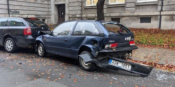 Rumun naboural čtyři auta a z místa nehody ujel