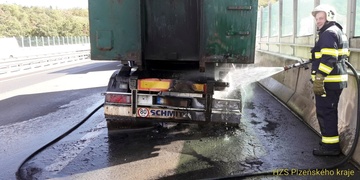 Požár kamionu na dálnici komplikuje provoz
