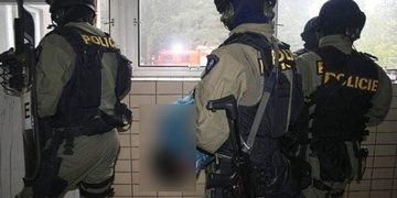 Ozbrojený muž se zabarikádoval v domě bývalé přítelkyně