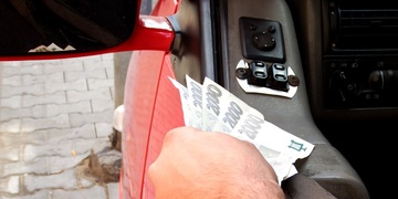 Dám dvacet tisíc aby nepřišel o papíry!