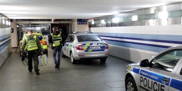 Strážní na plzeňském nádraží zbili, oloupili a poté ještě týrali muže