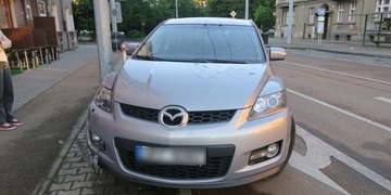 Při ujíždění policii naboural do sloupu