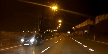 Další auto na přivaděči v protisměru