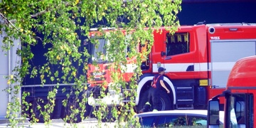 Muž propadl střechou haly