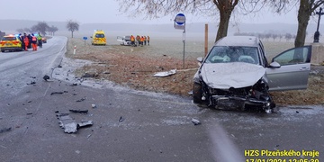 Při střetu vozů byli zraněni dva lidé