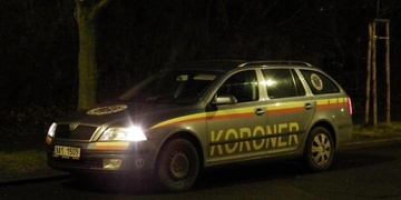 Muž zemřel za záhadných okolností na polní cestě