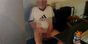 Dali mu jenom vodu, a tak všem ukázal pinďoura