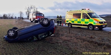 Další auto převrácené na střeše