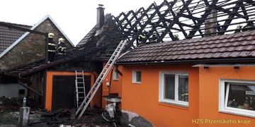 Na rodinném domě shořela střecha