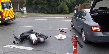 Střet auta se skútrem