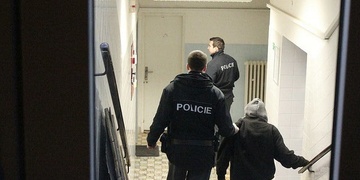 V opilosti poškozoval auta