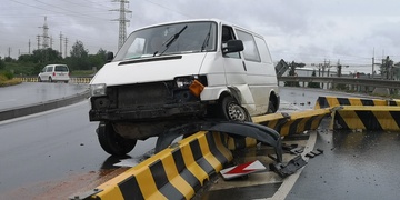 S autem rozmetal betonová svodidla