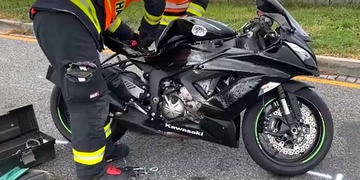 Dvaadvacetiletý motorkář zemřel na místě