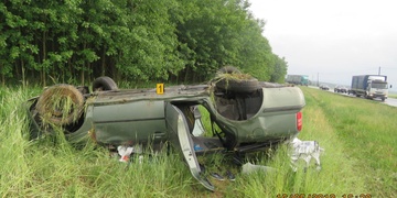 Řidička nezvládla předjíždění a havarovala v poli