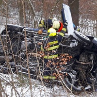 Řidička s vozem vyletěla ze silnice