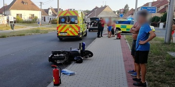 Opilý řidič srazil mladou motorkářku