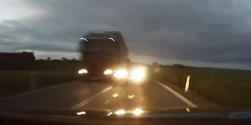 Vytlačil auto ze silnice a ujel