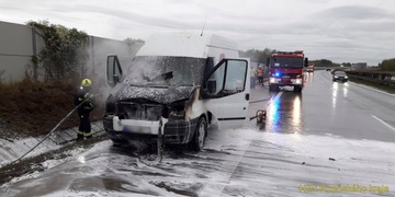 Dodávka plná cigaret začala hořet na dálnici