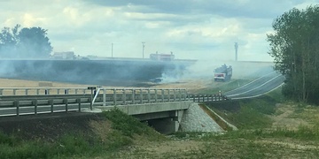 Hasiči zasahují u několika polních požárů najednou