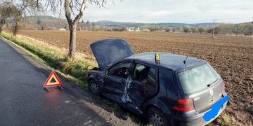 Při střetu s autobusem utrpěl řidič Golfu zranění