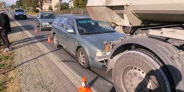 Auto před sebou poslal do náklaďáku