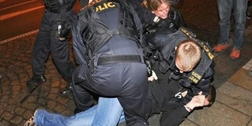 Po bitce s policií na záchytce skončila celá rodinka