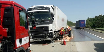 Nehoda s rozsáhlým únikem nafty zcela uzavřela dálnici