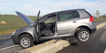 Po střetu zůstalo auto viset na svodidlech