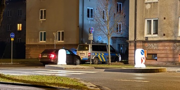Spor dvou mužů vyvrcholil poškozením auta a následným transportem zbitého viníka do nemocnice