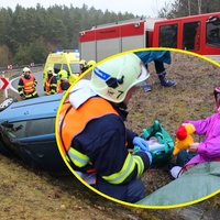 Na sjezdu z dálnice se převrátilo auto vezoucí i děti