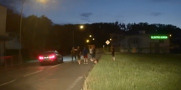 Rozjařená partička se rozhodla řídit dopravu