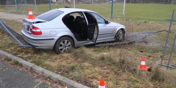 Drifter skončil na fotbalovém hřišti