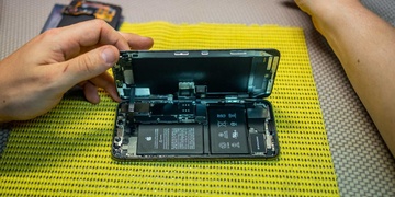 Sakra! Mobil mi spadl do záchodu!