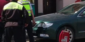 Muž se na náměstí Republiky rozjel s nasazenou botičkou