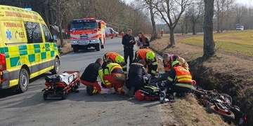 Mladý motorkář nezvládl řízení, havaroval a musel pro něj letět vrtulník LZS