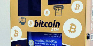 Policisté si všimli ženy, právě když cpala do bitcoinmatu téměř milion