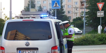 Čtrnáctiletou dívku srazilo auto