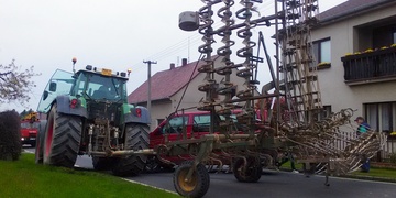 Projíždějící traktor přeoral zaparkovanou dodávku