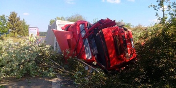 Závažná nehoda nákladního vozu uzavřela silnici na Domažlice