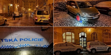 Neznámý řidič najel do vozů strážníků a z místa ujel