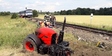 Vlak smetl na přejezdu traktor s cisternou, řidič zemřel